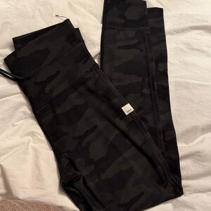 Vuori Dark Camouflage Leggings